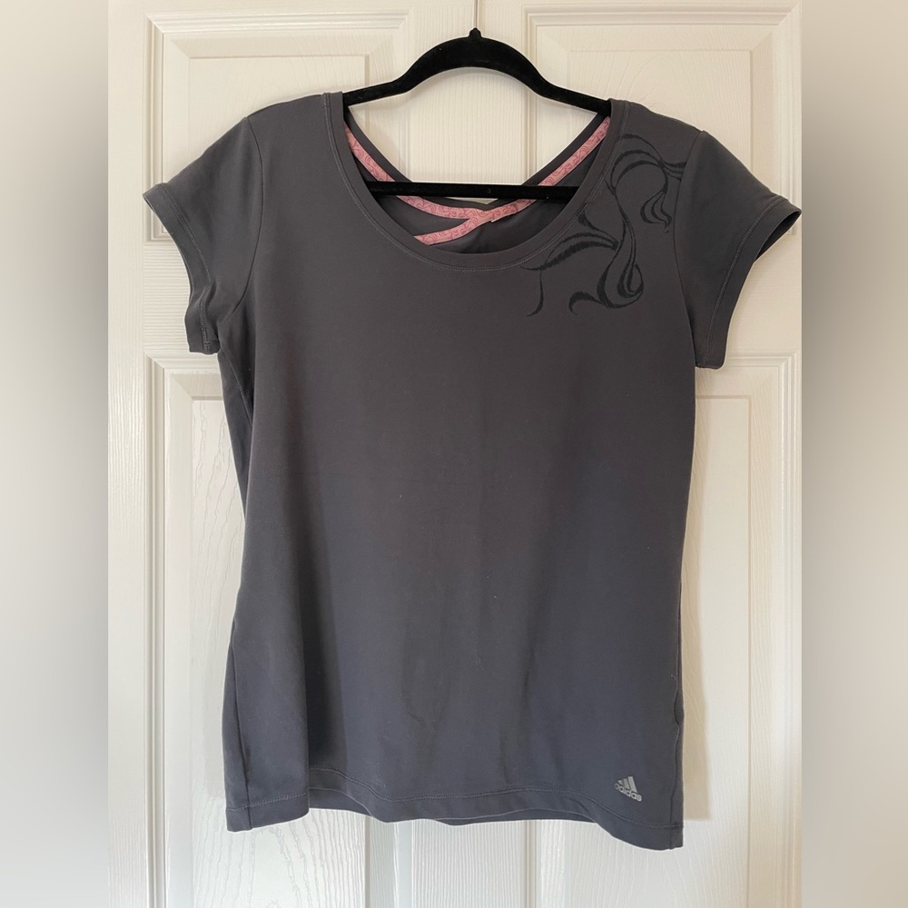 🔥 Sporty but make it cute — adidas Climalite tee with a swirly tonal detail